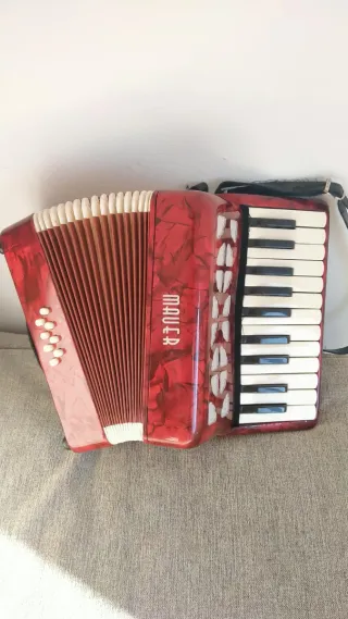 Acordeón rojo Mauer