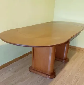 Mesa de salón de madera