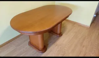 Mesa de salón de madera