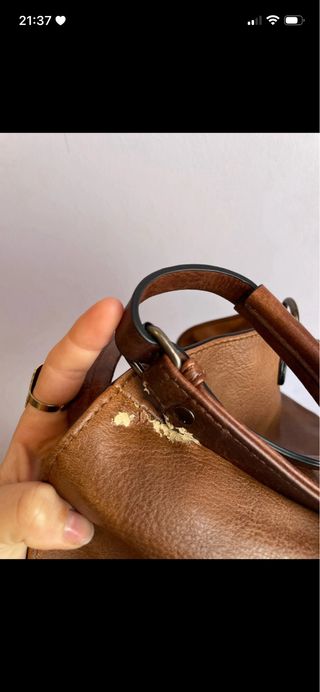 Bolso de piel marrón con tachuelas