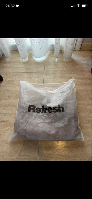 Bolso de piel marrón con tachuelas