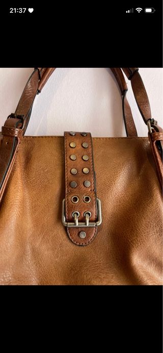 Bolso de piel marrón con tachuelas