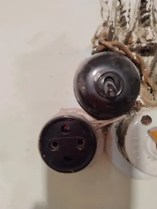 Interruptor de luz antiguo cerámica