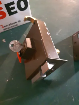 Cerradura Superpuesta con Llave