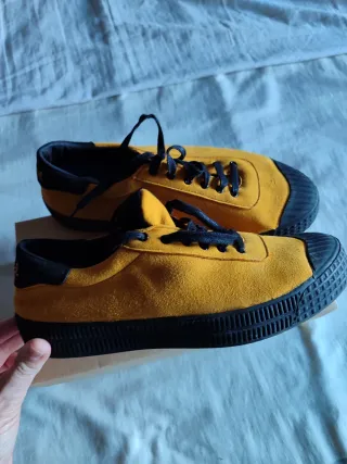 Zapatillas casuales amarillas y negras.