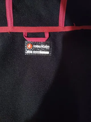 Deportiva o montaña impermeable y polar.