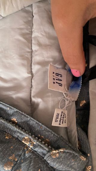 Abrigo niña Gap gris y dorado