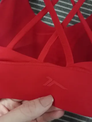 Top deportivo rojo con tiras cruzadas Talla M
