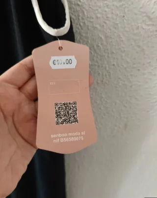 Vestido negro con etiqueta