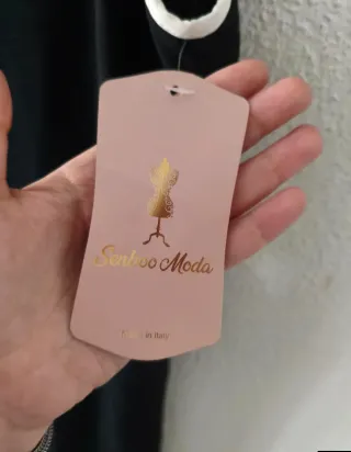 Vestido negro con etiqueta