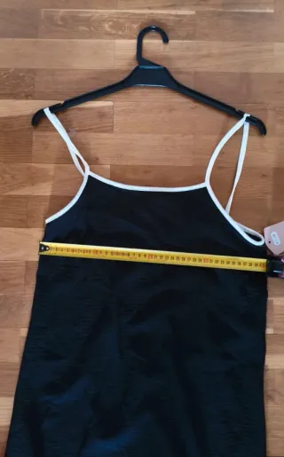 Vestido negro con etiqueta