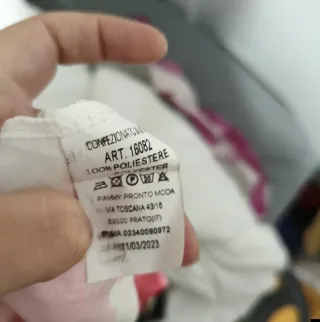 Vestido negro con etiqueta