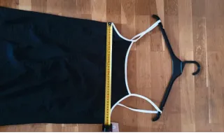 Vestido negro con etiqueta