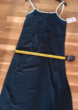 Vestido negro con etiqueta