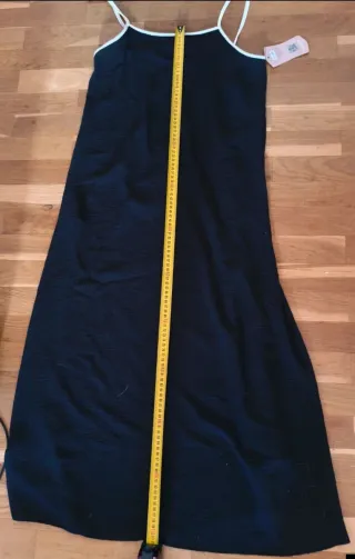 Vestido negro con etiqueta