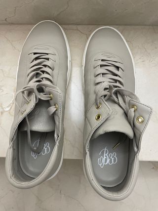 Zapatillas grises y blancas