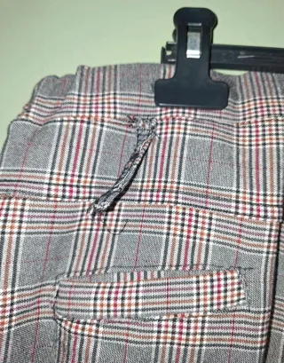 Pantalón curvy gris y rojo