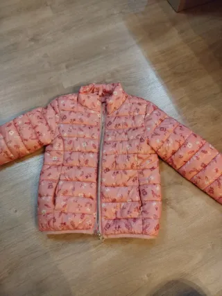 Cazadora niña floral rosa.