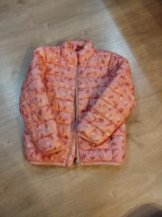 Cazadora niña floral rosa.