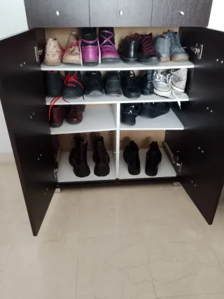 Zapatero de madera marrón