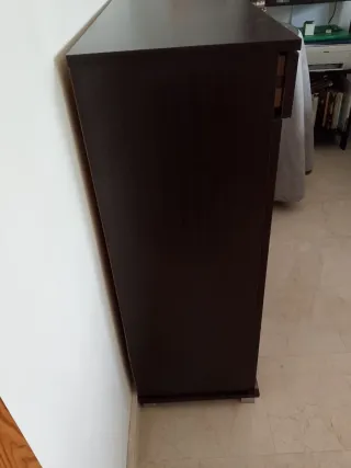 Zapatero de madera marrón