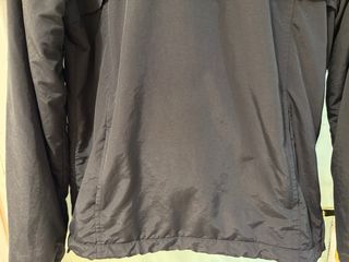 Cazadora Carhartt negra con capucha