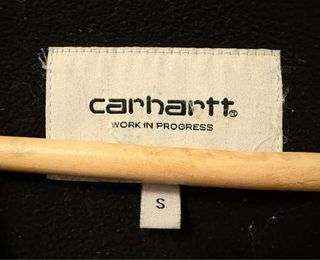 Cazadora Carhartt negra con capucha