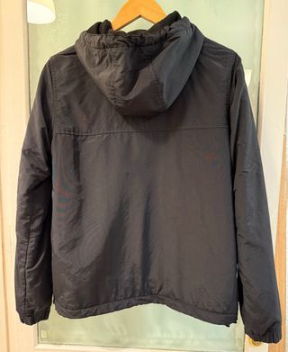 Cazadora Carhartt negra con capucha