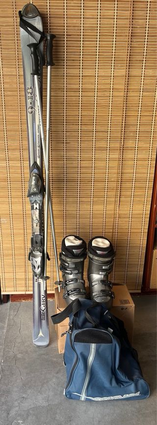 Botas de esquí, mas tablas, mas bastones, mas bols