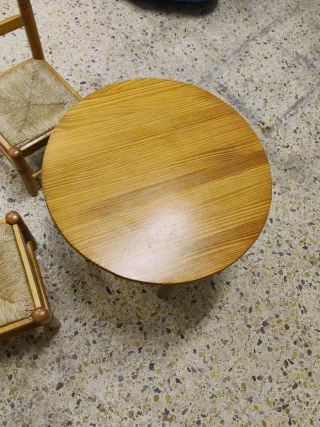 Mesa y 2 sillas de madera infantil