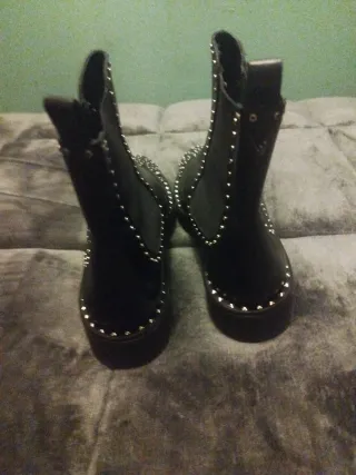 Botines negros con tachuelas