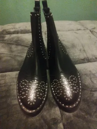 Botines negros con tachuelas