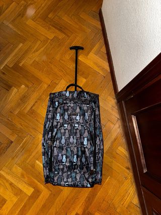 Maleta con ruedas y estampado de gatos de Misako