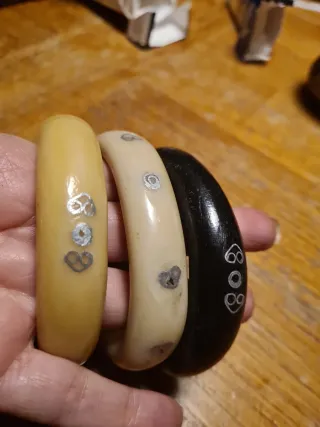 3 Bracciali beige e neri