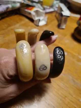 3 Bracciali beige e neri