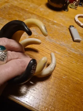 3 Bracciali beige e neri