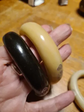 3 Bracciali beige e neri