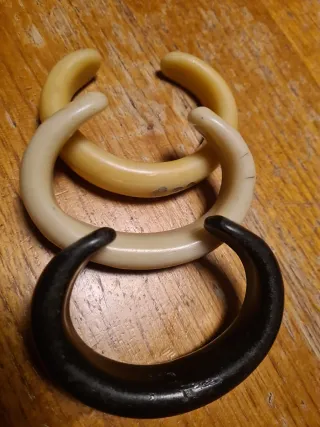 3 Bracciali beige e neri