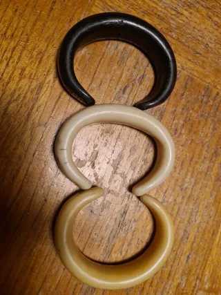 3 Bracciali beige e neri