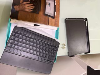 Teclado Logitech Slim Combo iPad 5/6 Gen