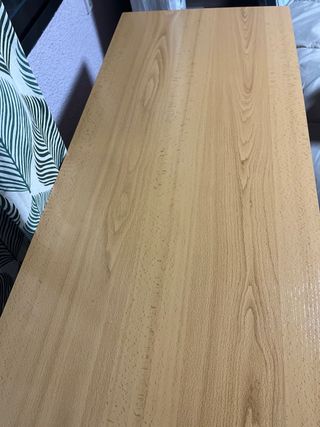 Escritorio de madera con cajones