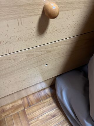 Escritorio de madera con cajones