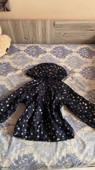 Chaqueta niña azul con corazones plateados