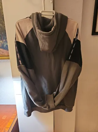 Sudadera con capucha gris