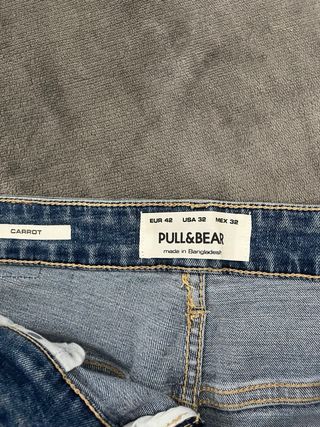 Pantalones vaqueros azules desgastados