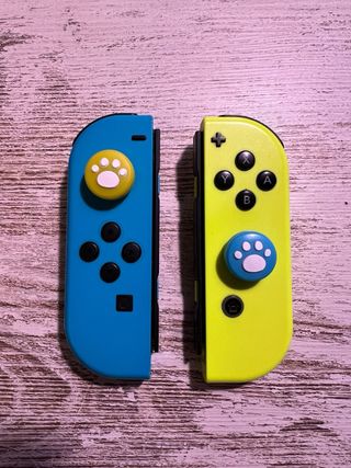 2 Joycons Originales Switch + Agarres Huella