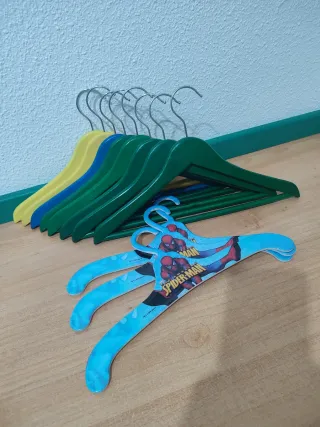 11 perchas infantiles 8 madera 3 Spiderman
