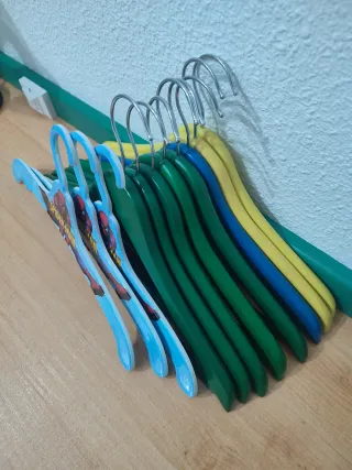 11 perchas infantiles 8 madera 3 Spiderman