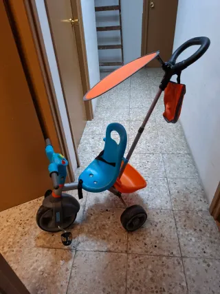 Triciclo infantil con toldo