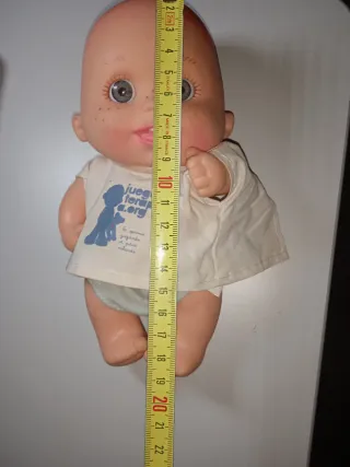 Muñeca bebé con pecas y camiseta